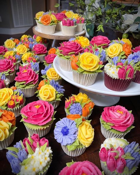 Summer Flower Cupcakes, Colorful Wedding Cupcakes, Floral Cupcake Ideas, Wildflower Cupcakes, Cupcakes Flores, Wedding Cake Cookies, Bridal Shower Cupcakes, Creative Snacks, Colorful Cupcakes