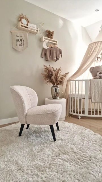 Kim | interior, lifestyle & momlife on Instagram: "BABYSROOM🤍🧸 DETAILS BELOW Chaningpad @jolleinofficial Dresser @bopitaofficial Carpet @volero.insta Chair @lowikwonenenslapen Baby bed @stokkebaby Basket @jolleinofficial Teddy's @babyparknl Wall shelf @ikeanederland Wooden hanger @sheinofficial Mirror @bol Bed decoration @soft.rain.bow en @jolleinofficial Moonlamp @bodaessentials Labelmaker @niimbot Save for later! #babysroom #babyroomdecor #nurseryorganization #nurseryroom #nurserydecor #nurseryinspiration #babykamer #babytips #babyessentials ,#momlife #nestwithme #interiorismo #interiorsofinstagram #neutralbaby" Nursery Organization, Neutral Baby, Wooden Hangers, Nursery Inspiration, Baby Hacks, Bed Decor, Baby Room Decor, Baby Bed, Wall Shelves