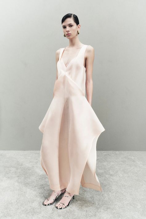 Khaite Resort 2025 Collection | Vogue Resort 2025, Silk Organza, Business Fashion, Fashion News, Fashion Show, Ready To Wear, Women Wear, Style Inspiration, Vogue