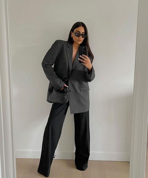 Oversized Blazer Outfit Night, Black And White Blazer Outfit, Striped Blazer Outfit, Black Blazer With Jeans, Charlotte Emily Sanders, Grey Blazer Outfit, Emily Sanders, Oversized Blazer Outfit, Minimalism Clothes