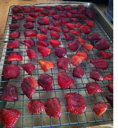 Freezing strawberries Oven Dried Strawberries, Freezing Veggies, Freeze Fruit, Freeze Strawberries, Freezing Strawberries, Dehydrated Strawberries, Freezing Food, Baked Strawberries, Dehydrated Food