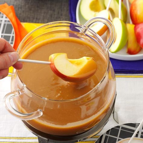 Caramel Fondue, Dessert Fondue, Fondue Recipe, Caramel Dip, How To Make Caramel, Fondue Recipes, Fruit Cobbler, Slow Cooker Desserts, Buffalo Chicken Dip