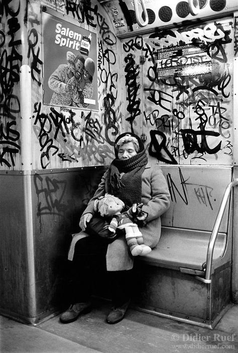 USA. New York City. Old woman asleep with a doll in the subway. Graffiti. Advertisement for Salem cigarettes.  © 1986 Didier Ruef Vivian Maier Street Photographer, Vivian Mayer, Musee Carnavalet, New York Subway, Vivian Maier, Great Photographers, Foto Art, Street Photographers, City Photography