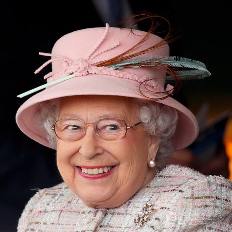 16 of the Most Unexpectedly Funny Things Queen Elizabeth II Has Ever Said Elizabeth Ii Young, Queen Elizabeth Portrait, Imperial State Crown, Young Queen Elizabeth, Queen Hat, Rainha Elizabeth Ii, Queen E, Portrait Vintage, Elisabeth Ii