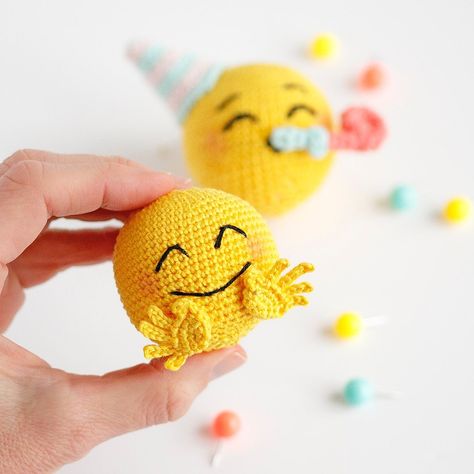 Amigurumi Emoticons Free Pattern - Amigurumi Crochet Keyring Free Pattern, Crochet Key Cover, Marque-pages Au Crochet, Animal Knitting Patterns, Crochet Disney, Pola Amigurumi, Crochet Keychain Pattern, Pola Sulam, Crochet Simple