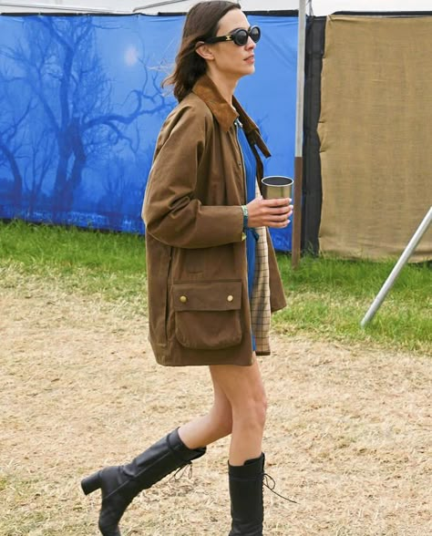 alexa chung at glastonbury 2022 Alexa Chung Airport, Alex Chung Style, Alexa Chung Barbour, Alexa Chung Festival, Barn Jacket Outfits, Barbour Jacket Outfit, Alexa Chung Fashion, Yellow Midi Skirt, Minimalist Fashion Summer