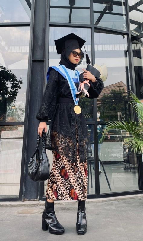 Outfit Graduation Hijab, Graduation Outfit Ideas Hijab, Graduation Dress Hijab, Graduation Hijab, Model Kebaya Wisuda, Dress Brokat Modern, Kebaya Modern Dress, Batik Kebaya, Kebaya Muslim