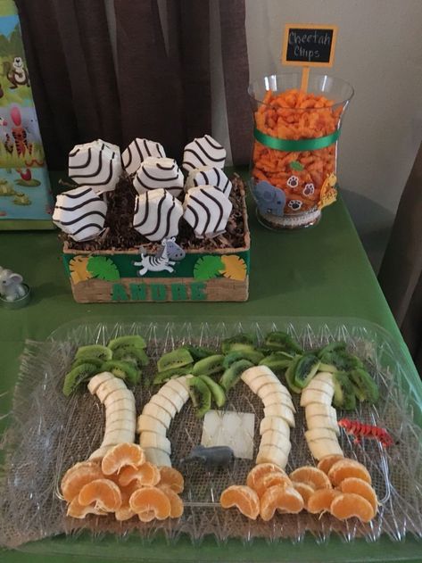 Jungle Safari Theme Cake, Safari Gender Reveal Jungle Theme, Jungle Birthday Party Cake, Safari 2nd Birthday Party Boy, Two Wild Birthday Food Ideas, Zoo 3rd Birthday Party, Jungle Birthday Ideas, Jungle 3rd Birthday Party, Safari Birthday Party Food Ideas