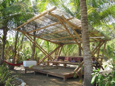 Bamboo Shelter, Cabana Design, Garden Huts, Bamboo Roof, Bamboo Diy, Bamboo Building, Hut House, Backyard Walkway, Bamboo House Design