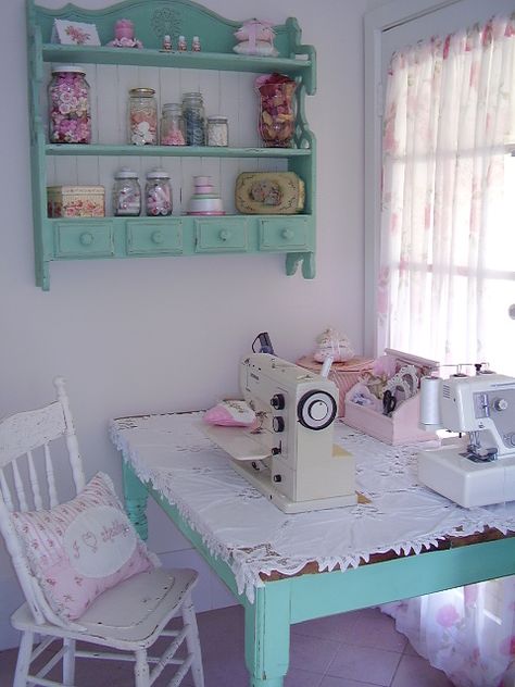 mariondee-designs: Laundry make-over.. and my sewing nook.. Sewing Room Ideas, Sewing Nook, Sewing Room Inspiration, Sewing Spaces, Sewing Room Design, Cottage Shabby Chic, Sewing Room Decor, Dream Craft Room, Craft Room Design