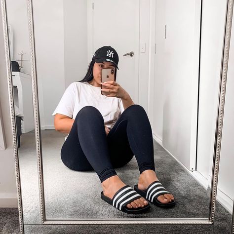 Slides Outfit Casual, Slide Adidas, Adidas Slides Outfit, Adidas Man, Cap Adidas, Slides Outfit, Adidas Slides, Fasion Outfits, Classy Photography