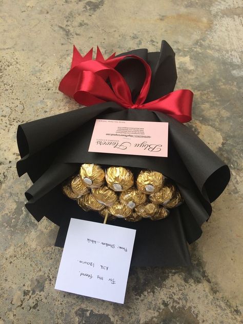 Gifts With Ferrero Rocher, Ferraro Rocher Bouquet Diy, Ferrero Bouquet Diy, Flowers With Ferrero Rocher, Ferrero Gift Ideas, Ferrero Rocher Flower Bouquet, Forero Rocher Bouquet, Food Flowers Bouquet, Ferror Rocher Bouquet