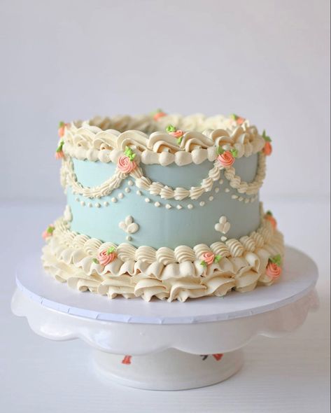 Pastel Cake Designs Birthday, Old Fashion Cakes Decorating, Old Fashion Cake Design, Cake Decorating Two Tier, Vintage Carrot Cake, Vintage Inspired Birthday Cakes, High Tea Cake Ideas, 1 Tier Birthday Cake For Women, How To Decorate A Fake Cake