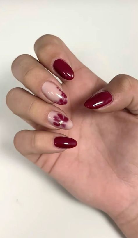 Gel Manicure Designs Fall, Floral Red Nails, Short Square Nails Flowers, Nail Inspiration Flower, Red Nails Gel Design, Red Nails Inspo 2024, Burgundy Flower Nails, Nail Inspo Fall 2024, Nails Inspo Summer 2024