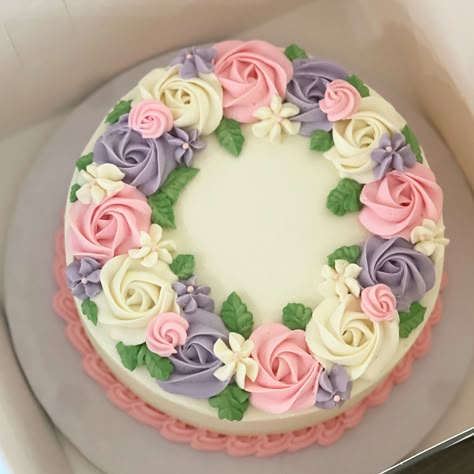 Floral Cake💐 #cake #cakesoftheday #birthdaycake #cakeformom #floralcakes #flowerslovers #pipedflowers #frostingflowers #pastelflowers #pinkflowers #flowercakes #homemadecake #madefromscratch #athomebaker #houstontx #cypresstx #wallertx Simple Cake Design, Stunning Cakes, Frosting Flowers, Piping Flowers, Sweet Temptation, Simple Cake Designs, Simple Cake, Diy Gift Set, Pretty Birthday Cakes