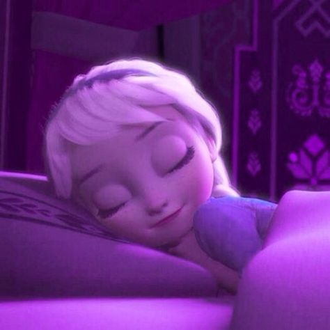 Little Elsa asleep. That's what I should be doing. . . but fortunately I'm like little Anna and the skys awake so Im awake so I have to play! Frozen And Tangled, Frozen Pictures, Images Disney, Disney Nerd, Best Disney Movies, Frozen Disney, Art Disney, Disney Life, Snow Queen