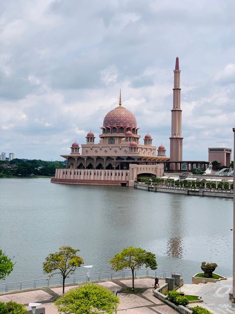 Masjid Putra, Putrajaya, Malaysia Putrajaya Aesthetic, Masjid Putrajaya, Putrajaya Malaysia, Putrajaya, Place Of Worship, Alam Yang Indah, Islamic Architecture, Sky Aesthetic, Worship