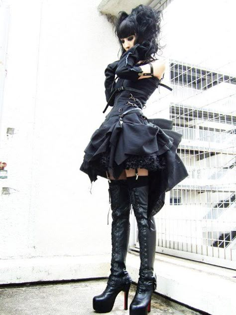 Haunted Outfit, Visual Kei Outfits, Haunted Dollhouse, Neo Classical, Gothic Clothes, Japanese Street Fashion, Gothic Outfits, J Fashion, Goth Outfits