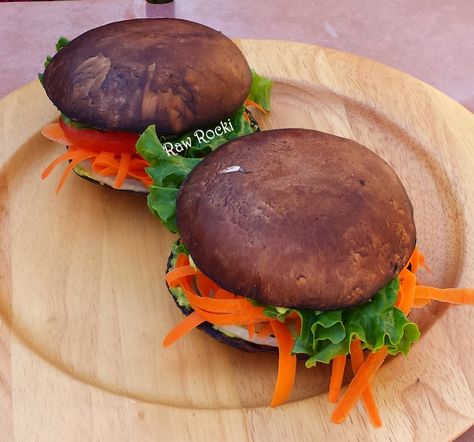 Vegan Veggie Burger, Raw Food Diet Plan, Raw Meal, Mushroom Burger Recipe, Mushroom Burger, Raw Recipes, Vegan Raw, Vegan Menu, Raw Foods