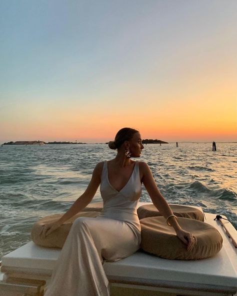 Sunset Boat Outfit, Sunset Boat Cruise Outfit, Catamaran Pictures Ideas, Thailand Poses, Yacht Club Outfit, Boat Cruise Outfit, Maldives Style, Yacht Birthday, Boat Day Outfit