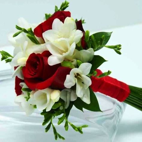 Lilies bouquet White And Red Flowers, Small Wedding Bouquets, Prom Bouquet, Red And White Weddings, Red Bouquet Wedding, Red Wedding Flowers, Red Bouquet, Red Rose Bouquet, White Bridal Bouquet