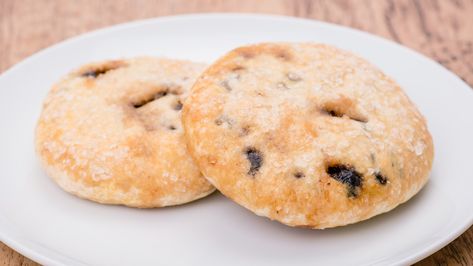 English Eccles Cakes, The Spiced Mini Pastries To Soothe Your Soul Eccles Cakes Recipe, Eccles Cakes, Eccles Cake, Cakes Simple, Tasty Pastry, Food Republic, Mini Pastries, British Desserts, British Dishes