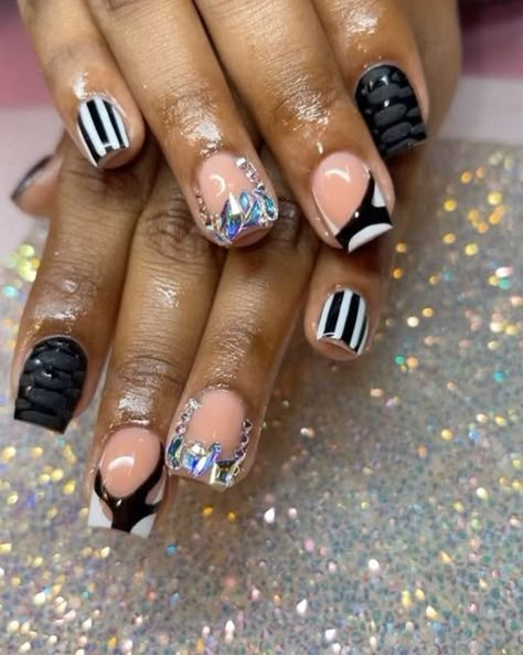 Taylor ✨LicensedNailTech💅🏾 on Instagram: "✨Openings available for December ✨ Are you looking or booking 😏 ✨ NailsByTay✨ ~ click book now button in bio to book ✨DM OR TEXT 216-269-5600 Accepting new clients ( must be deposit ready ) #clevelandnails#clevelandnailtechs #coffinnails#swarvoskinails#freestylenails#blackgirlmagic#stilletonails #extralongnails#allacrylicnopolish #blacknailtechs #nailsbytay#supportblackbusiness#explorepage✨✨✨" January Birthday Nails, December Nail Designs, Nextgen Nails, Painted Handbag, Nail Glam, Accepting New Clients, Cute Nail Colors, Fancy Nail Art, Abstract Nails