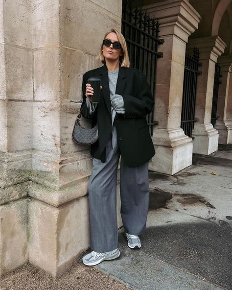 MMEQUEENB - Audrey ☀️ on Instagram: "Winter in grey 🖤 Monochrome de gris, vous aimez ? #ootd #shorthair #styleinspiration #fall #falloutfit #winteroutfit #cosstores #paris #ootdshare #newbalance #blazeroversize" Grey Trousers Outfit Winter, Trousers Outfit Winter, Grey Trousers Outfit, Grey Pants Outfit, Grey New Balance, Black Blazer Outfit, New Balance Outfit, Trouser Outfit, Grey Trousers