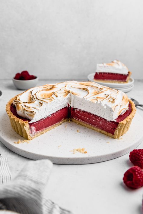 This Raspberry Meringue Pie is very delicious. It has an intense raspberry flavour that goes well with the Swiss meringue.