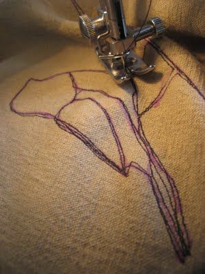 How to thread sketch on a sewing machine. Sewing Machine Sketch, How To Thread, Machine Stitching, Astuces Diy, Crazy Quilting, Free Motion Embroidery, Thread Painting, Quilting Tips, Free Motion Quilting