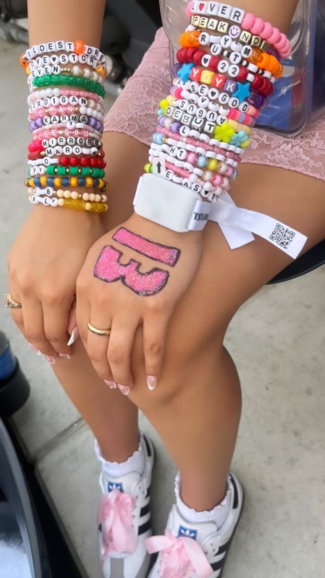 Eras Tour Outfits Bracelets, Eras Tour Movie Outfits Ideas, Eras Tour Film Outfits, Taylor Swift Eras Tour Movie Outfits, Eras Tour Brackets, Eras Tour Braclets Ideas, Cute Eras Tour Outfits, Eras Movie Outfits, The Eras Tour Movie