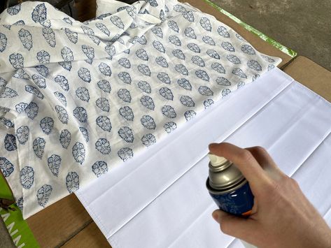 DIY custom patterned fabric Roman shade tutorial!!! / Create / Enjoy Roman Shade Over Blinds, Block Print Roman Shades, Diy Block Print Curtains, Diy Faux Roman Shade, Cheap Roman Shades, Valance Diy, Kitchen Banquettes, Window Valance Diy, Roman Shades Kitchen