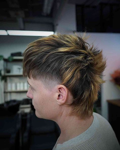 Frosted Tips Are Tending Again: 25 Modern Ideas for Men Short Haired Mullet, Frosted Tips Hair, Taper Haircut, Bleached Hair Men, White Blonde Highlights, Frosted Tips, Subtle Blonde Highlights, Bleached Tips, Bleaching Your Hair