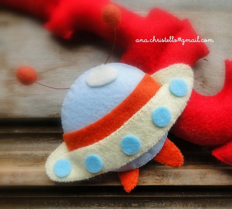 Easy Felt Crafts, Nursery Diy Projects, Diy Baby Room Decor, Diy Quiet Books, Felt Garland, Flying Saucer, Homemade Crafts, Felt Diy, Craft Activities For Kids