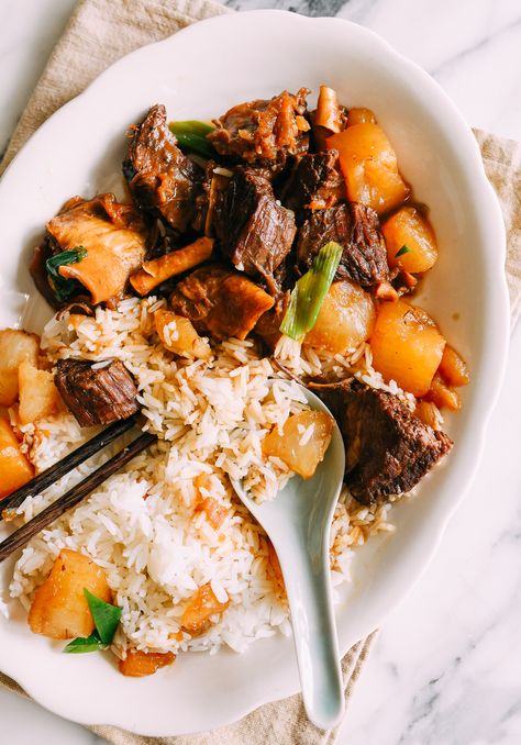 This Chinese Braised Beef Stew with daikon radish is a famous yet homey Cantonese dish, perfect over rice with a side of stir-fried greens. Chinese Braised Beef, Chinese Beef Stew, Braised Beef Stew, Daikon Recipe, Chinese Beef, Daikon Radish, Wok Of Life, Braised Beef, Woks