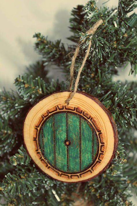 Tree Wood Burning, Wood Burning Diy, Lord Of The Rings Christmas, Lotr Gifts, Geek Christmas, Log Slice, Christmas Tree Diy, Christmas Time Is Here, Wood Christmas Ornaments