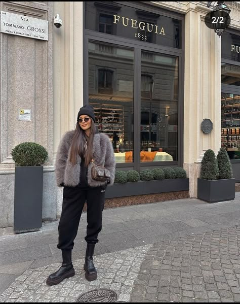 Altheisure Style, Basic Outfits Winter, Lv Bag Outfit, Sporty Chic Outfits, Winter Travel Outfit, Outfit Zara, Paris Outfits, Fashion Is My Passion, Fashion Capsule