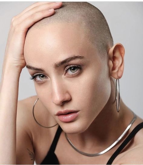 #hairdare #short #buzz #hairstyles #buzzcut #femininebuzz #shorthair #womenshair #beauty Girls Haircut, Buzz Cut Women, Bald Head Women, Buzz Cut Hairstyles, Bald Look, Vibrant Makeup, Tapered Haircut, Bald Girl, Girl Haircut