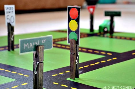 Homemade toys for kids: DIY road signs for car play from And Next Comes L Diy Road Signs, Bday Sleepover, Car Tracks For Kids, Toy Road, Car Table, Tinker Toys, Block Area, Transportation Theme, Boy Diy