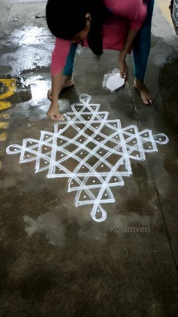 Temple Kolam, Simple Rangoli With Dots, Kolam Dots, Pattern Design Drawing, Dots Kolam, Easy Rangoli Designs Videos, Very Easy Rangoli Designs, Rangoli Designs Photos, Rangoli Simple