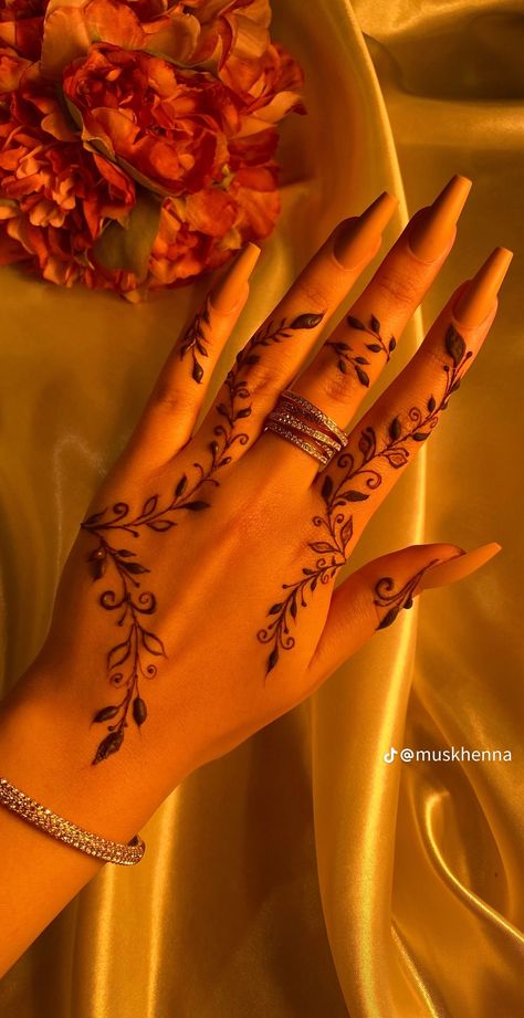 Flower Tattoos Easy, Tattoo Hand Designs, Cute Flower Tattoos, Mehndi For Beginners, Bangs Over 50, Mehndi Ideas, Cute Henna Designs, Modern Mehndi, Henna Style Tattoos