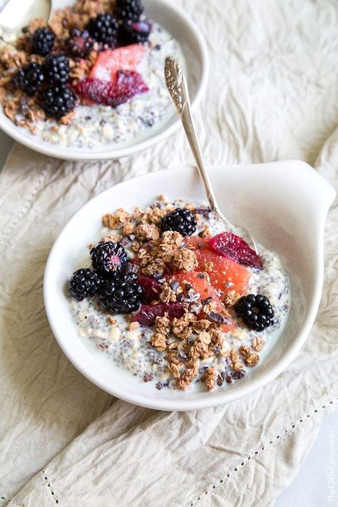 Chia oatmeal breakfast bowl #healthy #breakfast Chia Oatmeal Breakfast, Oatmeal Breakfast Bowl, Chia Oatmeal, Pudding Recept, Cheesy Bread, Oatmeal Breakfast, Breakfast Bowl, Breakfast Bowls, Healthy Breakfast Recipes