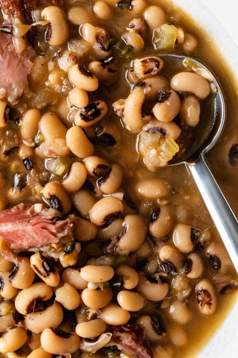 How to Cook Black Eyed Peas Soul Food Sunday Dinner Ideas, Soul Food Sunday, Cooking Black Eyed Peas, Cabbage Recipes Southern, Black Eye Peas, Sunday Dinner Ideas, Southern Mac And Cheese, Soul Food Recipes, Neck Bones