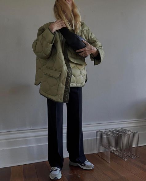 Quilted Jacket Street Style, Quilted Jacket Outfit, Duvet Jacket, Green Quilted Jacket, Sneakers Street Style, Stylish Winter Outfits, Fashion Forever, Paris Outfits, Oversize Fashion