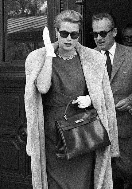 Grace Kelly newly pregnant and trying to hide it from the paparazzi holds an Hermes bag in front of her baby bump. Hermes then re-names the large handbag 'The Kelly Bag' Grace Kelly Style, Princess Grace Kelly, Prince Rainier, Hermes Kelly Bag, Jeanne Damas, Kelly Bag, Actrices Hollywood, Princess Grace, Vintage Elegance