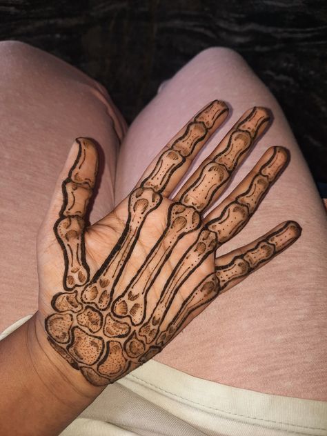 Skeleton henna in palm 🖐🏻 Skeleton Mehendi, Skeleton Henna Designs, Tattoo Designs Skeleton, Skeleton Hand Henna, Skeleton Henna, Notebook Scribbles, Tattoo Designs Hand, Henna Palm, Palm Henna Designs