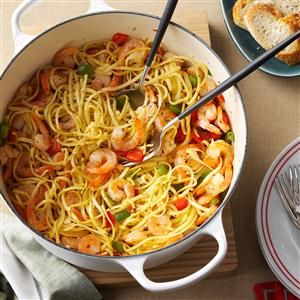 Christmas Eve Confetti Pasta Recipe from Taste of Home -- shared by Ellen Fiore of Ridgewood, New Jersey Traditional Christmas Eve Dinner, Shrimp Linguini, Pasta And Shrimp, Easy Christmas Dinner, Cooked Shrimp, Best Christmas Recipes, Christmas Eve Dinner, Tossed Salad, Paula Deen