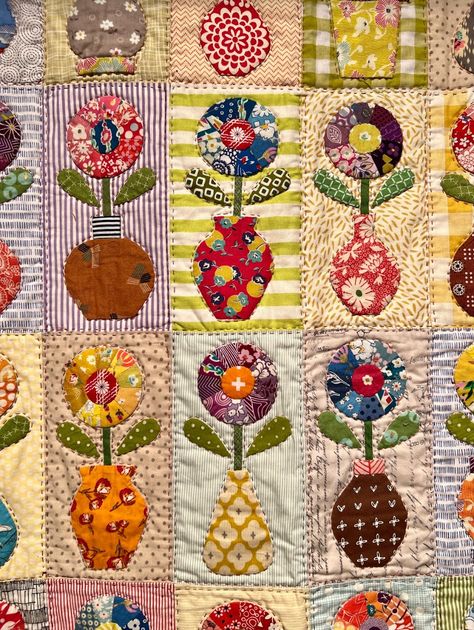 Pieced Flower Quilts, Appliqué Quilt Blocks, Helen Phillips Quilts, Patchwork Quilts Patterns Ideas, Flower Applique Quilt, Flower Quilt Blocks, Irene Blanck, Aplique Quilts, Flower Applique Patterns