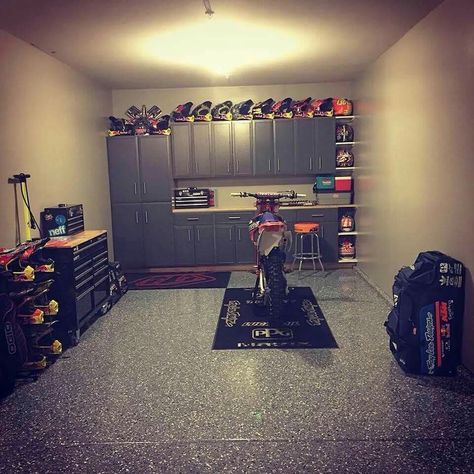 Awesome Dirtbike Workshop, Dirt Bike Shop, Dirt Bike Helmet, Dirt Bike Room, Custom Dirt Bike, Dirt Bike Helmets, Motorcycle Workshop, Bike Room, Garage Style