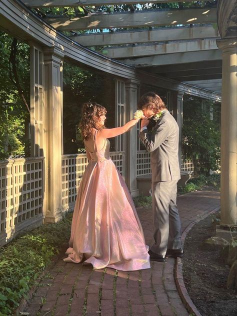 Couple's Pictures Poses, Prom Shoots Photo Ideas, Senior Prom Couples, Couple Ball Outfit, Grand March Poses Prom, Poses In Prom Dress, Poses For Couples Formal, Gazebo Prom Pictures, Prom Pictures Couples Ideas